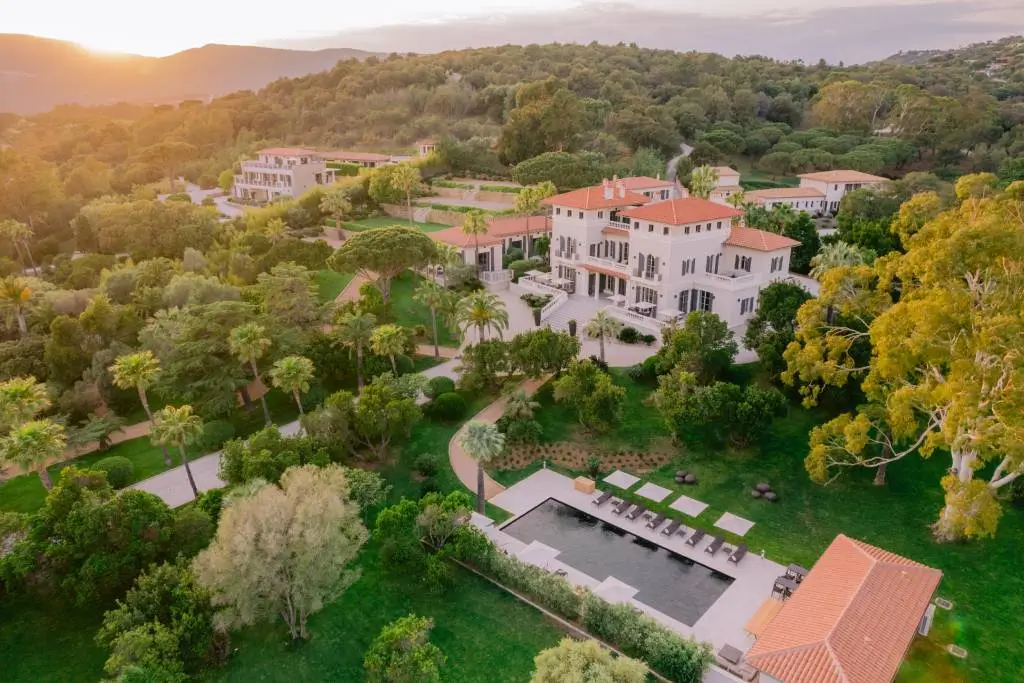 Vue aérienne du Domaine Louise, domaine de luxe à La Croix-Valmer dans le Golfe de Saint-Tropez