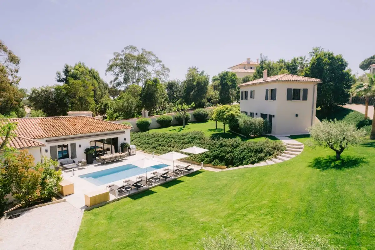 Vue du jardin paysager et de la piscine de la Villa Grace au Domaine Louise, à La Croix-Valmer dans le Golfe de Saint-Tropez.