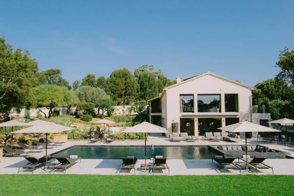 Vue de la piscine extérieure et de la façade de la Villa Reine au Domaine Louise, à La Croix-Valmer dans le Golfe de Saint-Tropez.